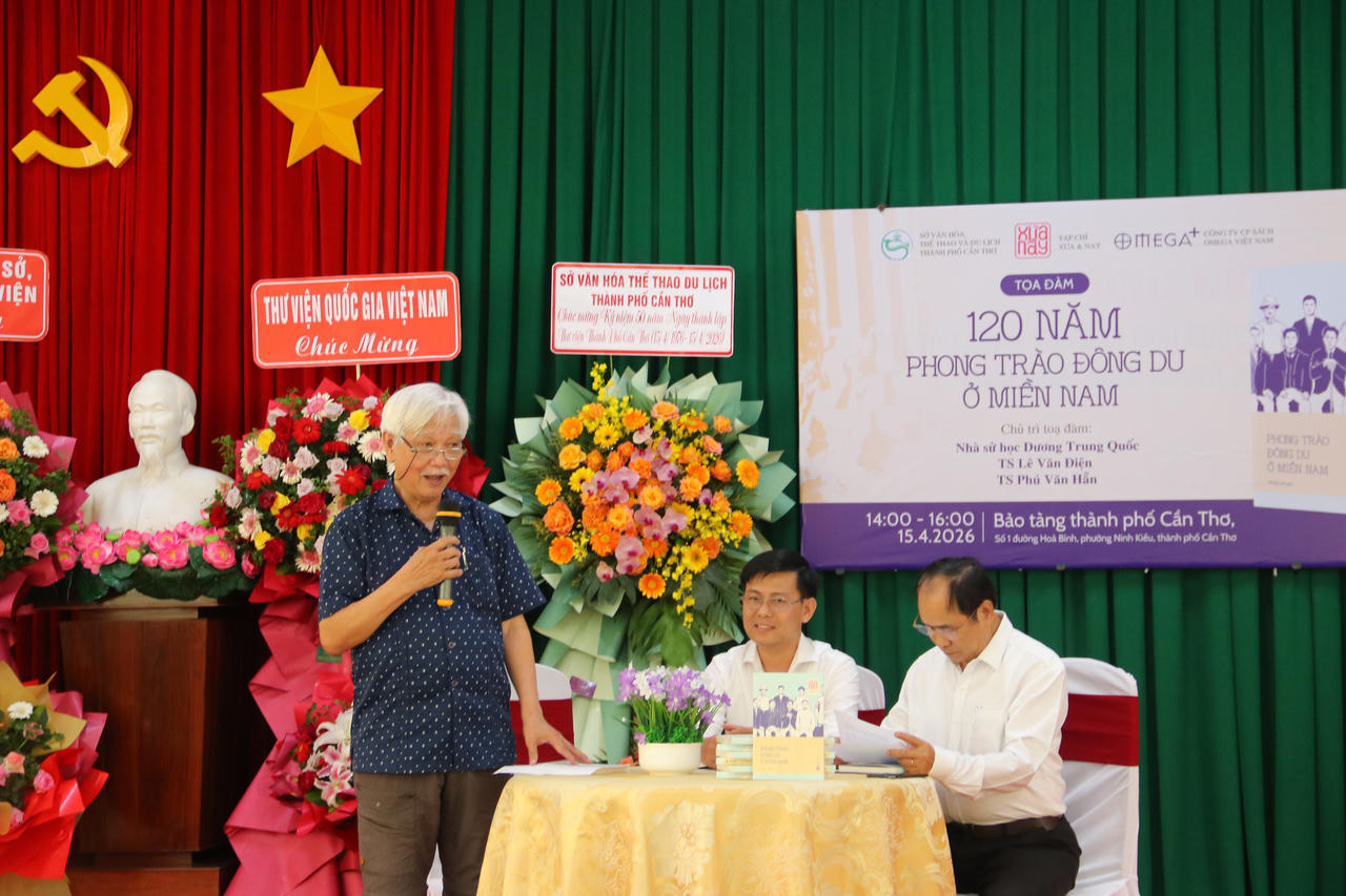 Nhà sử học Dương Trung Quốc, Phó Chủ tịch Thường trực Hội khoa học lịch sử Việt Nam, Tổng biên tập Tạp chí Xưa & Nay trao đổi tại tọa đàm.