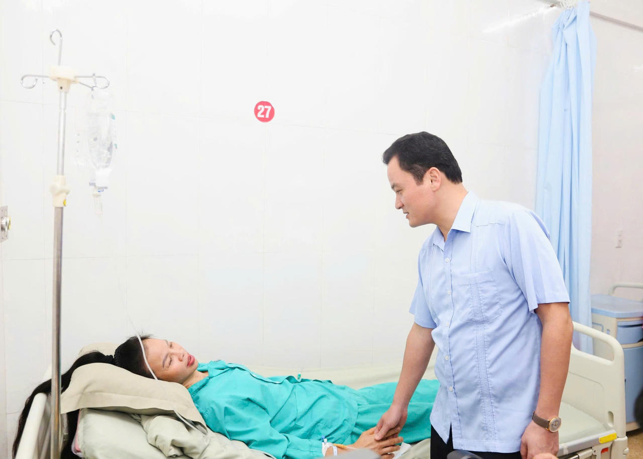 Phó Chủ tịch UBND tỉnh Lào Cai Giàng Quốc Hưng thăm hỏi, động viên bà Lường Thị Tỉnh.