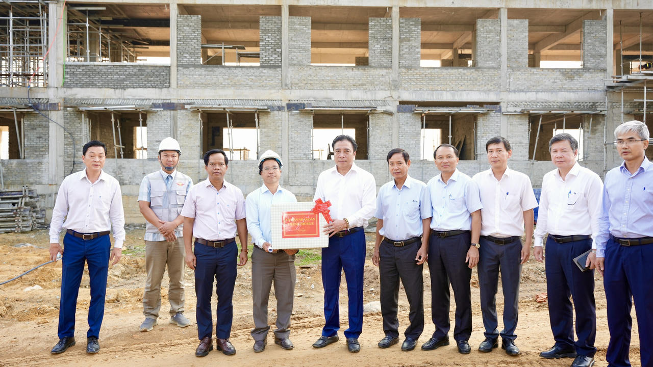 Chủ tịch UBND TP Huế Nguyễn Khắc Toàn tặng quà động viên lực lượng thi công.