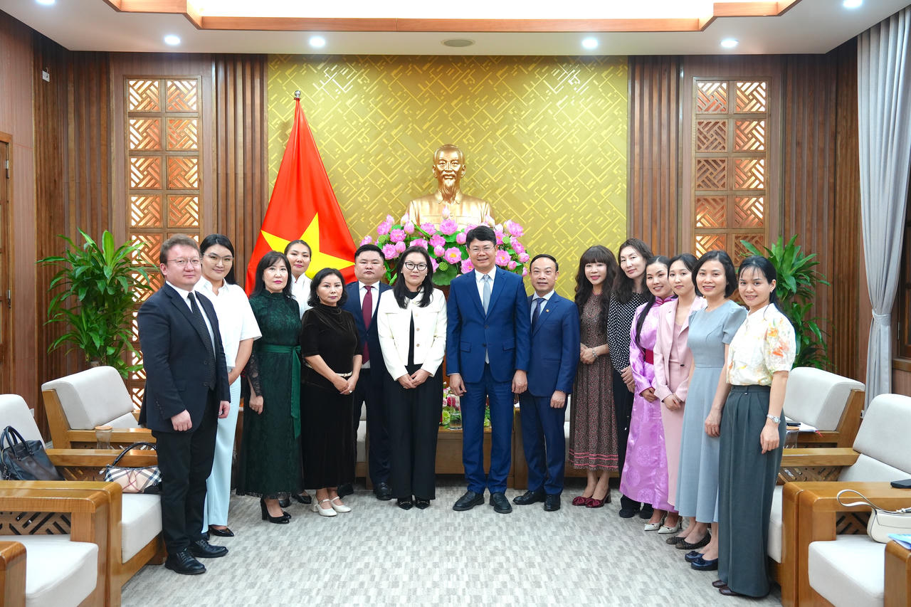 Các đại biểu chụp ảnh lưu niệm.