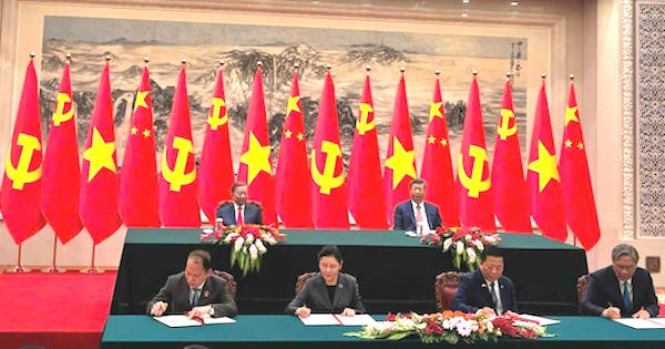 Các Bộ trưởng ký kết văn kiện.