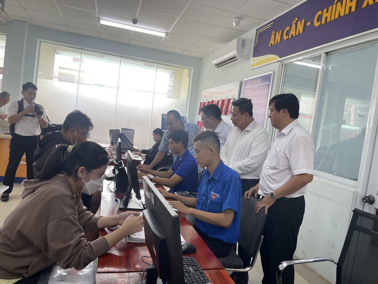 Đoàn công tác Bộ Tư pháp do Thứ trưởng Nguyễn Thanh Ngọc dẫn đầu kiểm tra công tác giải quyết thủ tục về hộ tịch tại địa phương.