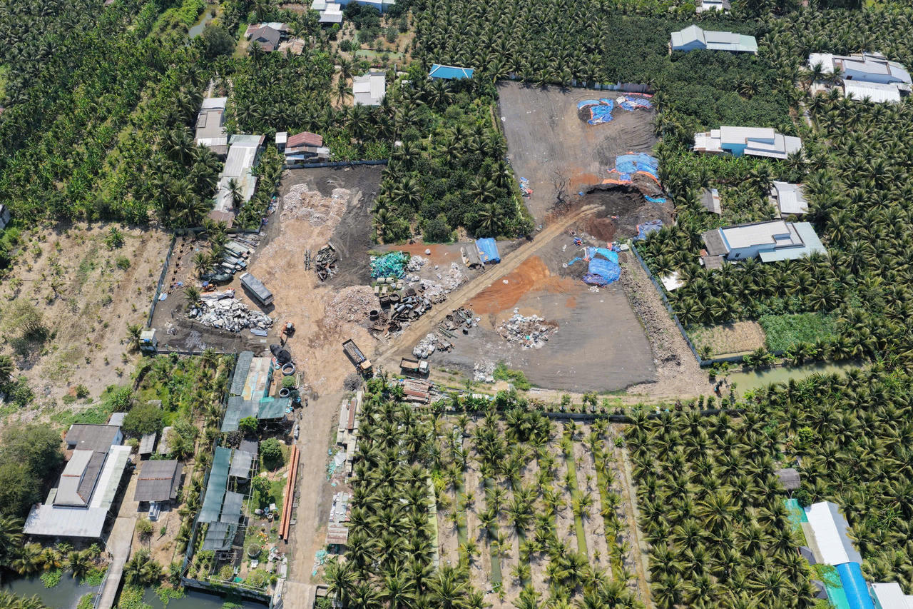 Lập hàng loạt công ty môi trường để đổ “trộm” 20.000 tấn chất thải