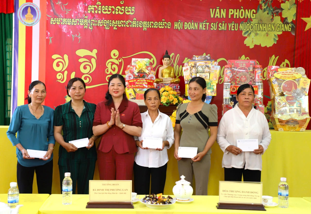 Phó Chủ tịch HĐDT của Quốc hội Đinh Thị Phương Lan thăm, chúc Tết Cổ truyền Chôl Chnăm Thmây tại tỉnh An Giang