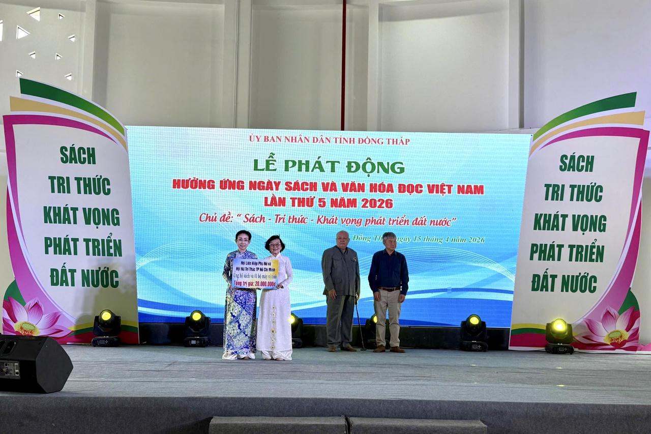 Phó Giáo sư, Tiến sĩ Trương Thị Hiền, Phó Chủ tịch Trung ương Hội Khuyến học Việt Nam kiêm Phó Chủ tịch Hội Nữ Trí thức TP. Hồ Chí Minh, đại diện cho Hội Liên Hiệp Phụ nữ và Hội Nữ Trí thức TP. Hồ Chí Minh trao tặng 20 triệu đồng (gồm sách và 01 bộ máy vi tính) cho Hội Khuyến học tỉnh.