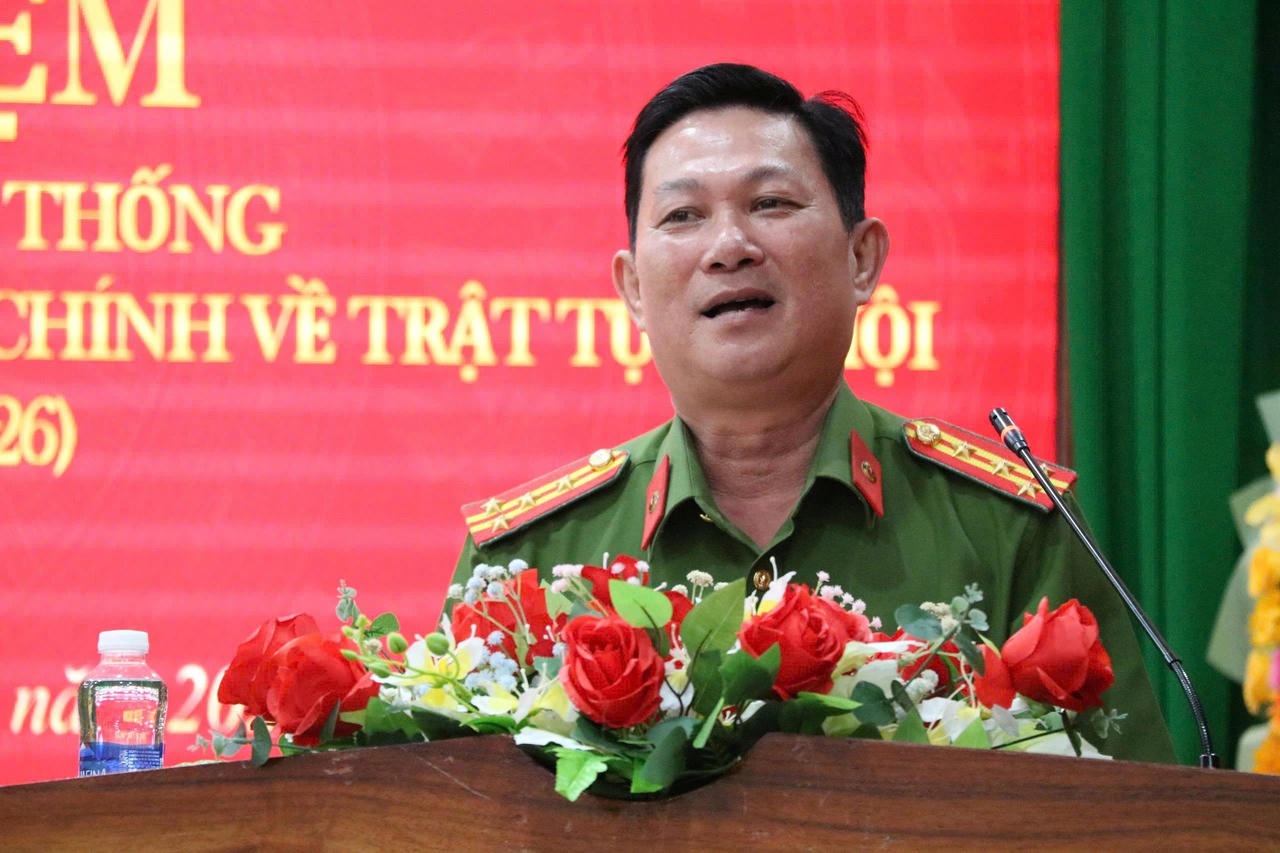 Đại tá Diệp Văn Thế biểu dương những kết quả, thành tích đạt được của Phòng Công tác chính trị tại buổi họp mặt.