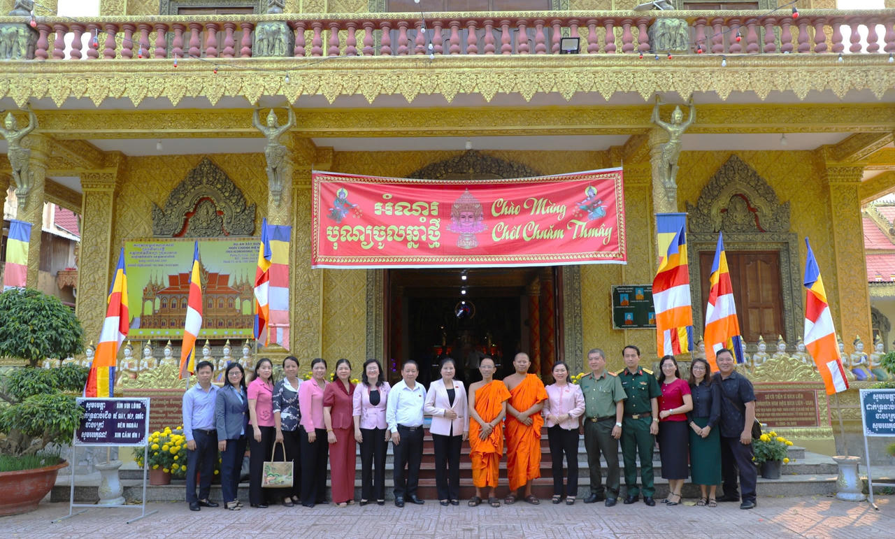 Phó Chủ tịch HĐDT của Quốc hội Đinh Thị Phương Lan thăm, chúc Tết Cổ truyền Chôl Chnăm Thmây tại tỉnh An Giang