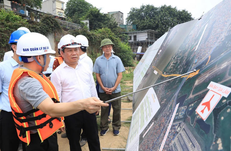 Chủ tịch UBND TP Hà Nội Vũ Đại Thắng kiểm tra tiến độ Dự án đầu tư xây dựng cầu Trần Hưng Đạo.&nbsp;(Ảnh: Lê Hải)