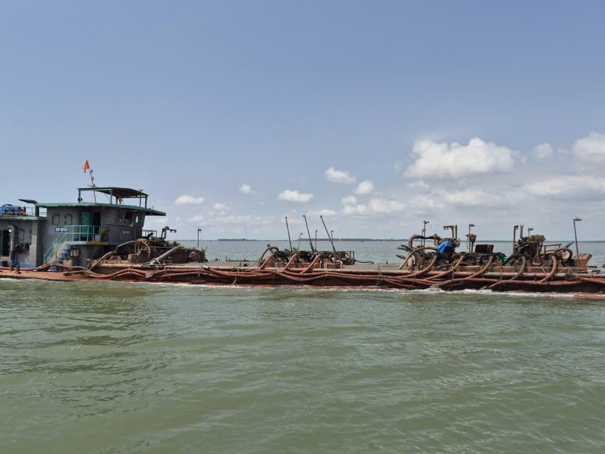 Lực lượng chức năng phát hiện trong khoang chứa của phương tiện có khoảng 1.450m³ cát san lấp. (Ảnh: Xuân Lộc)