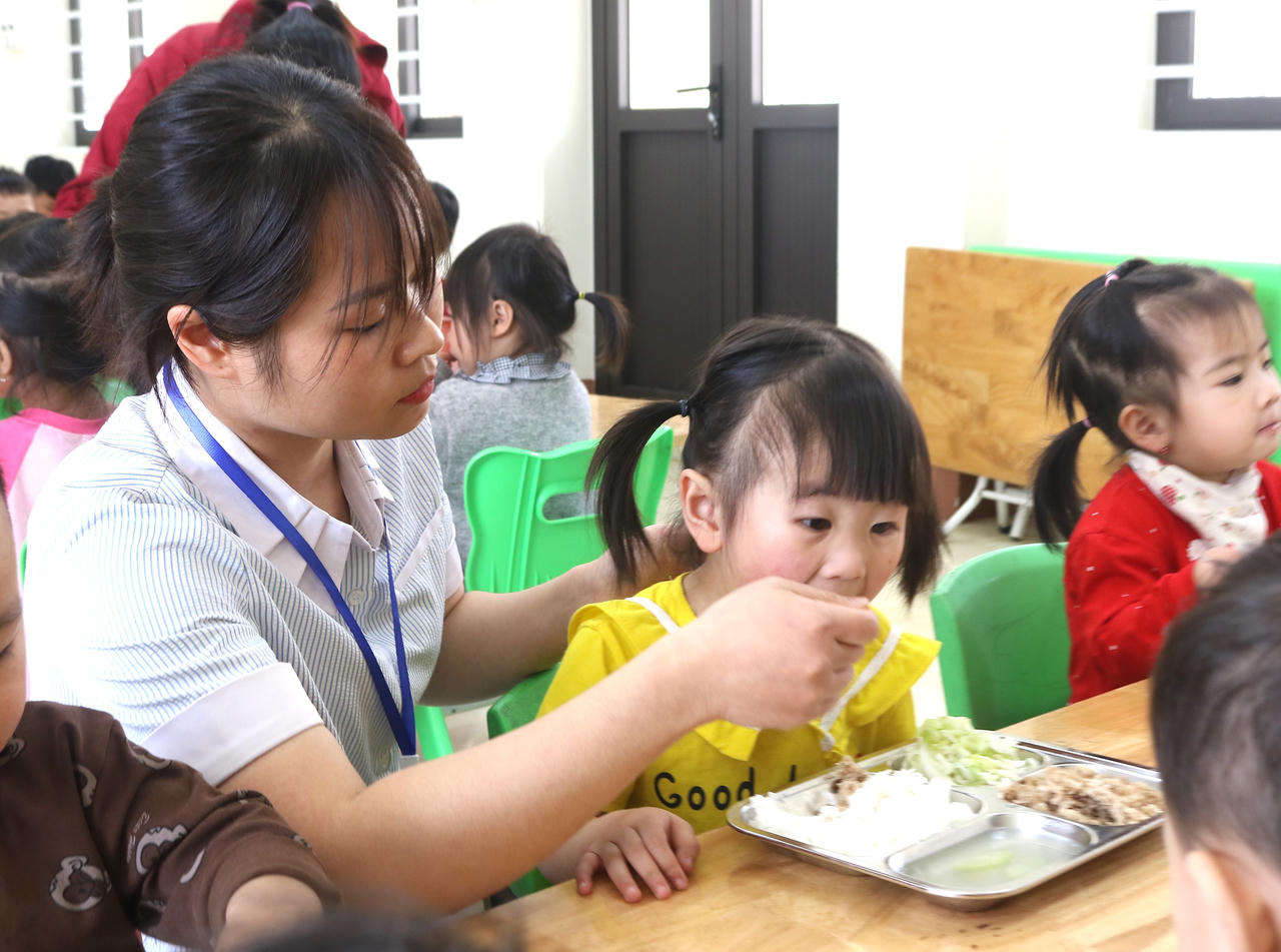 Giáo viên các lớp trực tiếp tham gia quản lý, giám sát bữa ăn, hướng dẫn trẻ ăn đúng cách, ăn hết suất, hình thành thói quen ăn uống khoa học. 