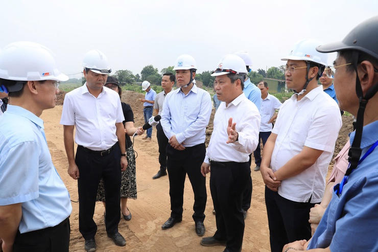 Lãnh đạo TP Hà Nội kiểm tra tiến độ hai dự án cầu trọng điểm qua sông Hồng