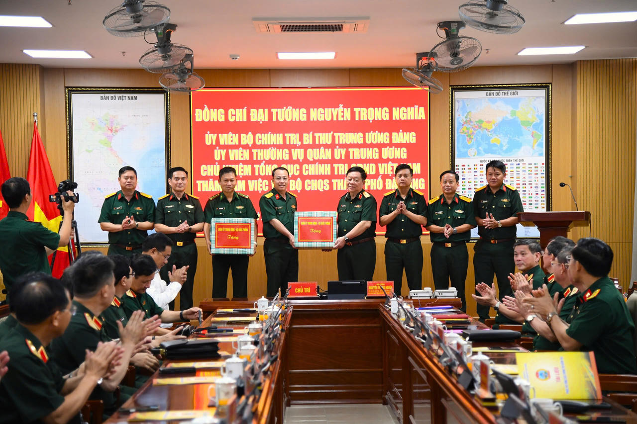 Đại tướng Nguyễn Trọng Nghĩa tặng quà Bộ CHQS TP Đà Nẵng.