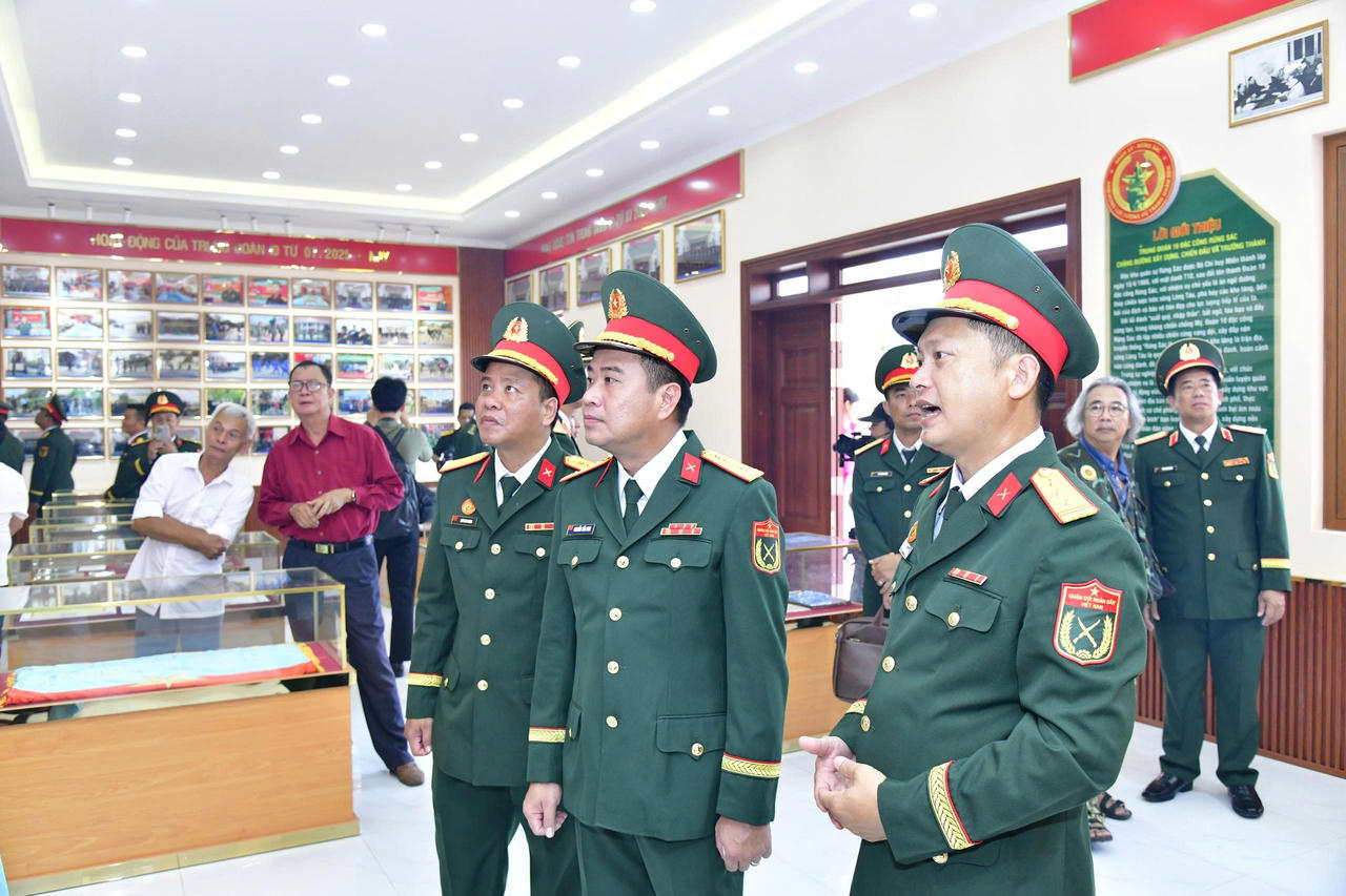 Các đại biểu tham quan Phòng truyền thống Trung đoàn 10