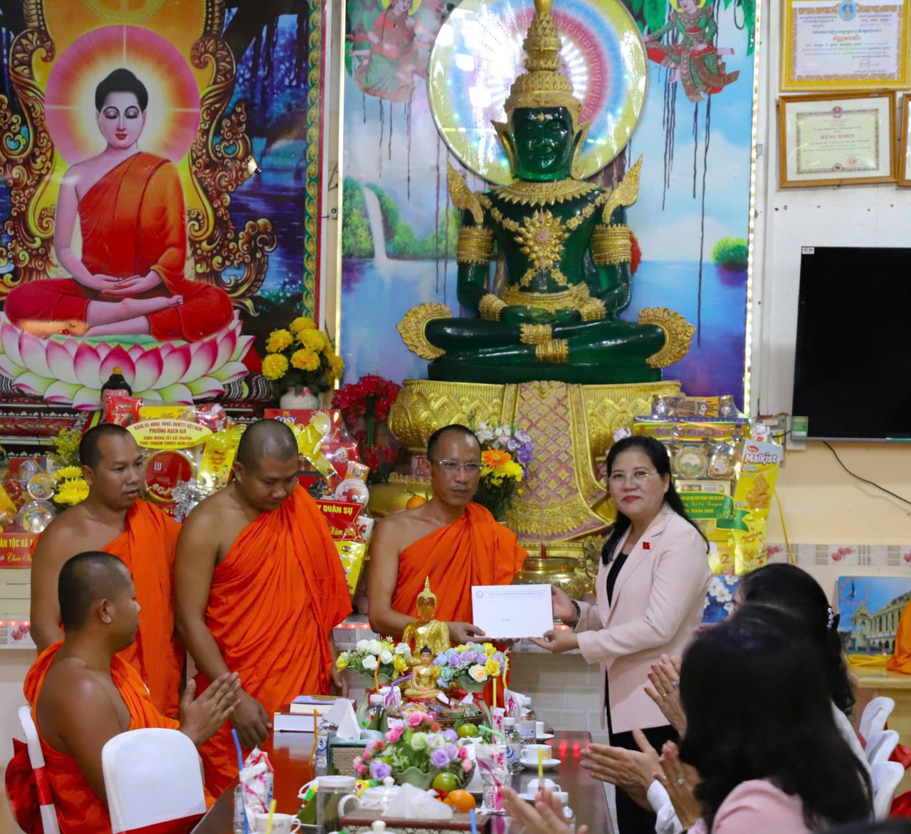 Đoàn công tác của HĐDT của Quốc hội tặng quà cho Hội Đoàn kết sư sãi yêu nước tỉnh An Giang và chùa Phật Lớn.