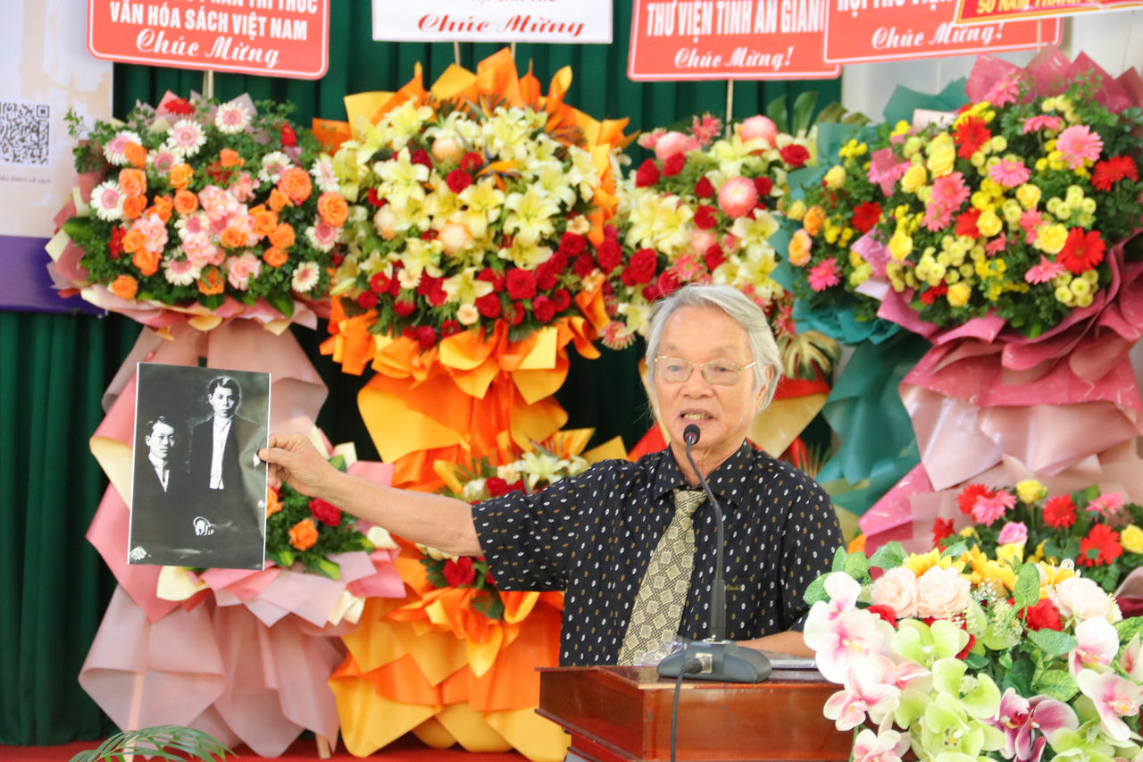 Các nhà nghiên cứu trình bày tham luận tại tọa đàm.