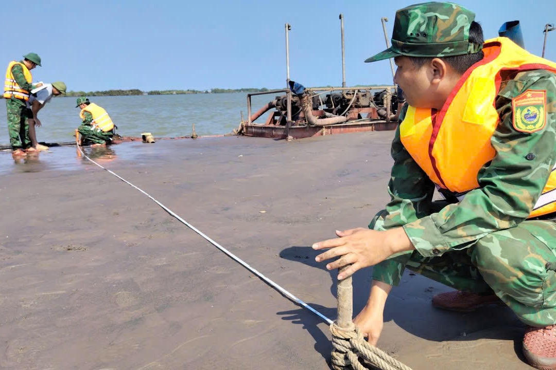 BĐBP Vĩnh Long phát hiện phương tiện vận chuyển hơn 1.400m³ cát không rõ nguồn gốc