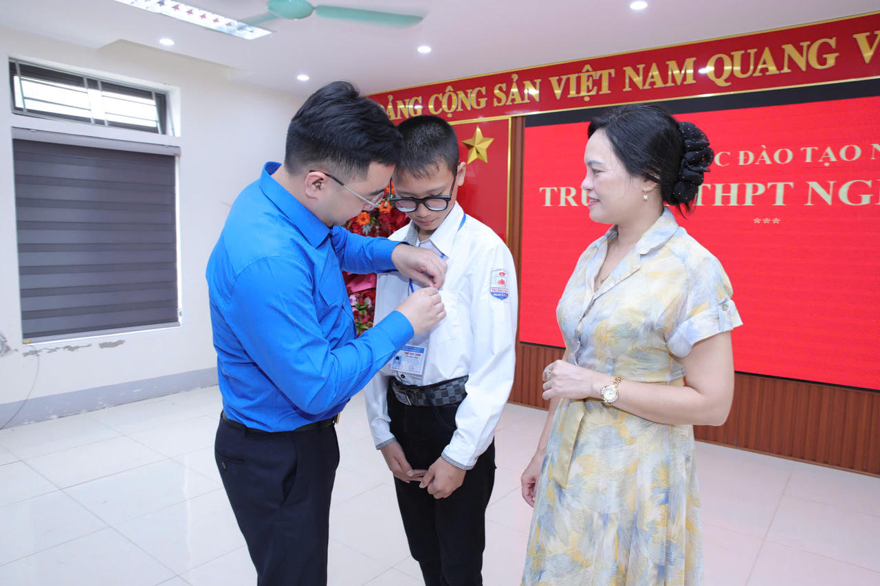 Trao và truy tặng Huy hiệu “Tuổi trẻ dũng cảm” cho hai bạn trẻ cứu người giữa sóng dữ