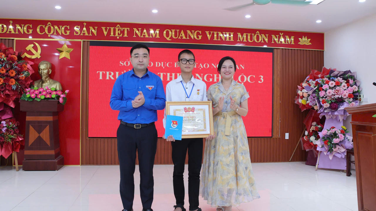 Trao và truy tặng Huy hiệu “Tuổi trẻ dũng cảm” cho hai bạn trẻ cứu người giữa sóng dữ