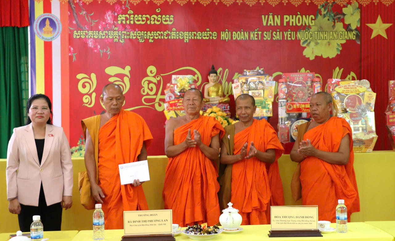 Phó Chủ tịch HĐDT của Quốc hội Đinh Thị Phương Lan thăm, chúc Tết Cổ truyền Chôl Chnăm Thmây tại tỉnh An Giang