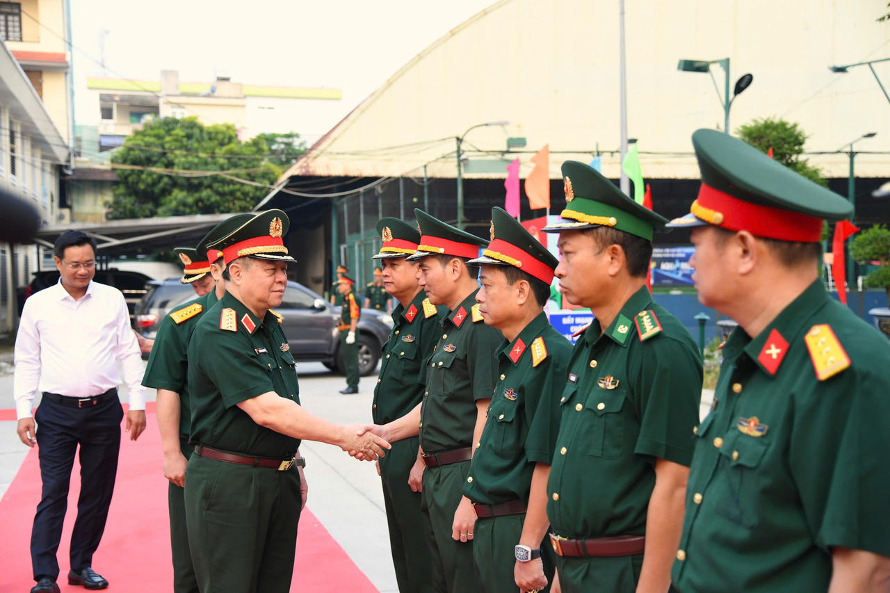 Đại tướng Nguyễn Trọng Nghĩa ghi nhận và đánh giá cao vai trò của LLVT TP Đà Nẵng trong tham gia "Chiến dịch Quang Trung", góp phần cùng các lực lượng trên địa bàn Quân khu 5 giúp Nhân dân khắc phục hậu quả thiên tai.