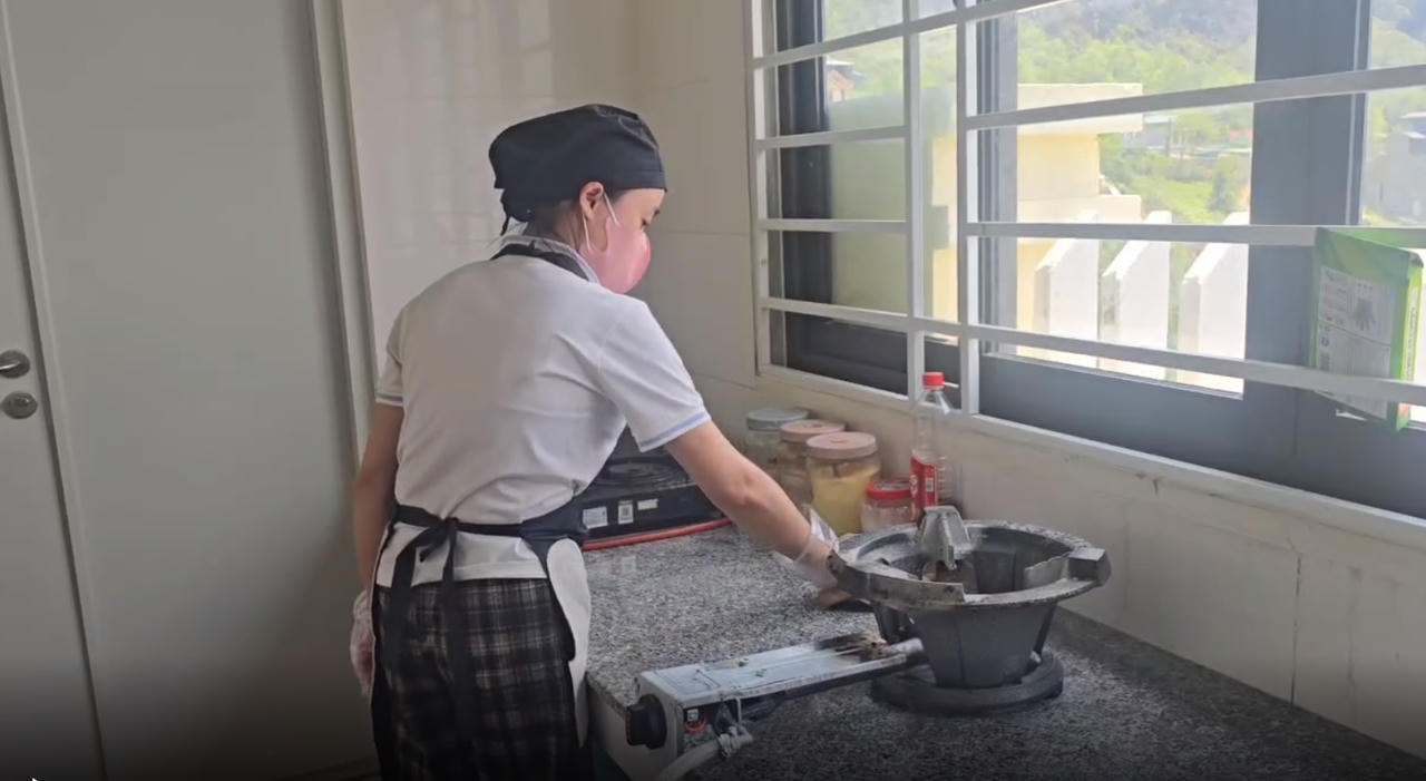 Khu bếp ăn được bố trí theo quy trình một chiều, bảo đảm tách biệt giữa các khâu sơ chế, chế biến và chia thức ăn. 