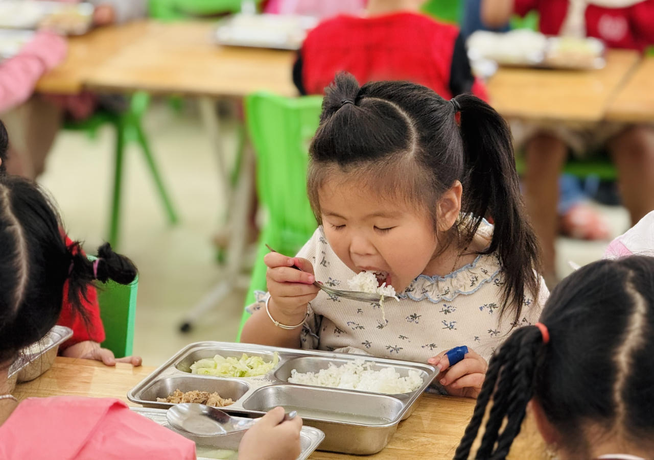 Những bữa ăn bảo đảm dinh dưỡng, an toàn còn tạo sự yên tâm cho phụ huynh, qua đó củng cố niềm tin đối với nhà trường.