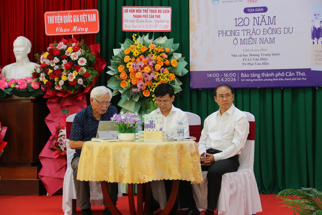 Các đồng chí chủ trì tọa đàm.