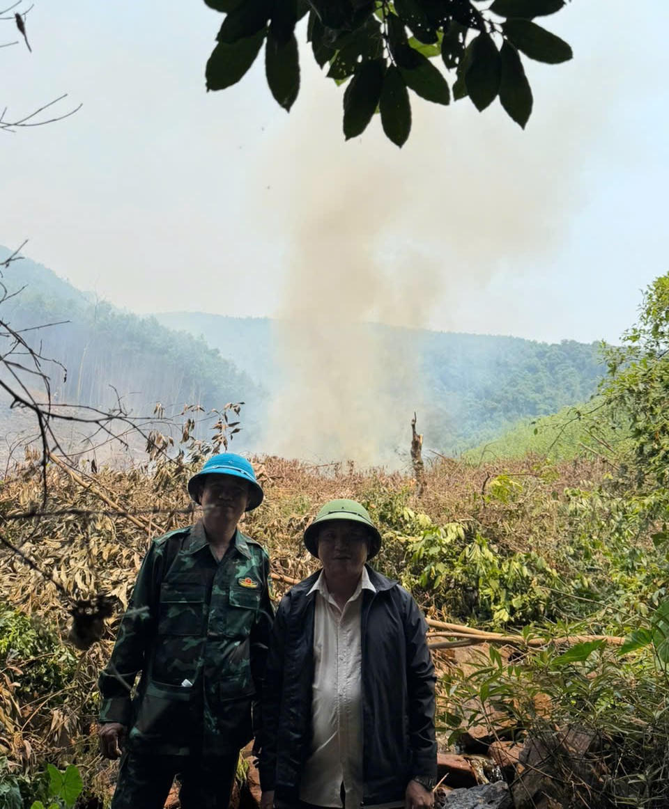 Khói bốc lên từ khu vực cháy thực bì, lực lượng chức năng kịp thời có mặt để khống chế đám cháy.