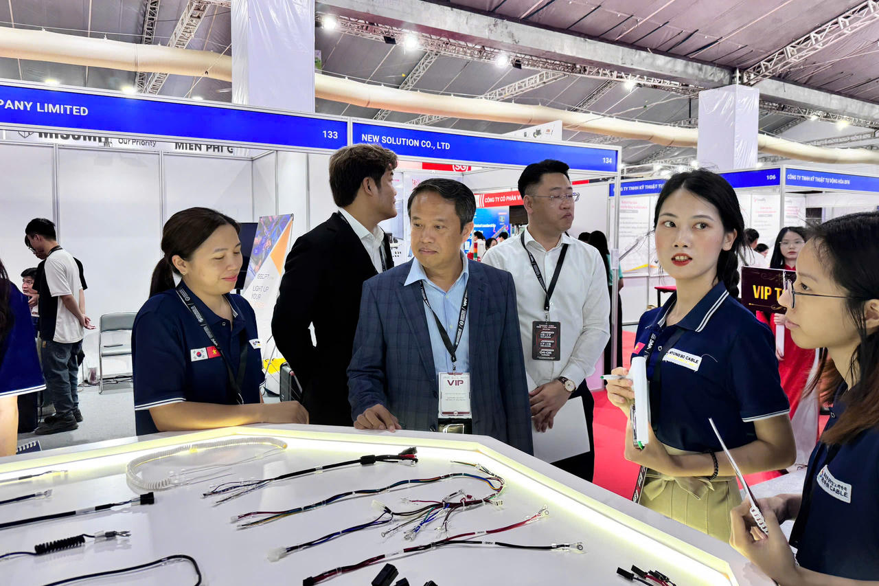 Đại biểu tham quan Triển lãm.