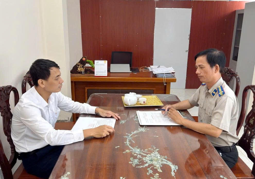 Ông Nguyễn Công Tân - Trưởng phòng THADS khu vực 5
giải quyết vụ việc thi hành án với đương sự. (Ảnh: Trọng Nghĩa)