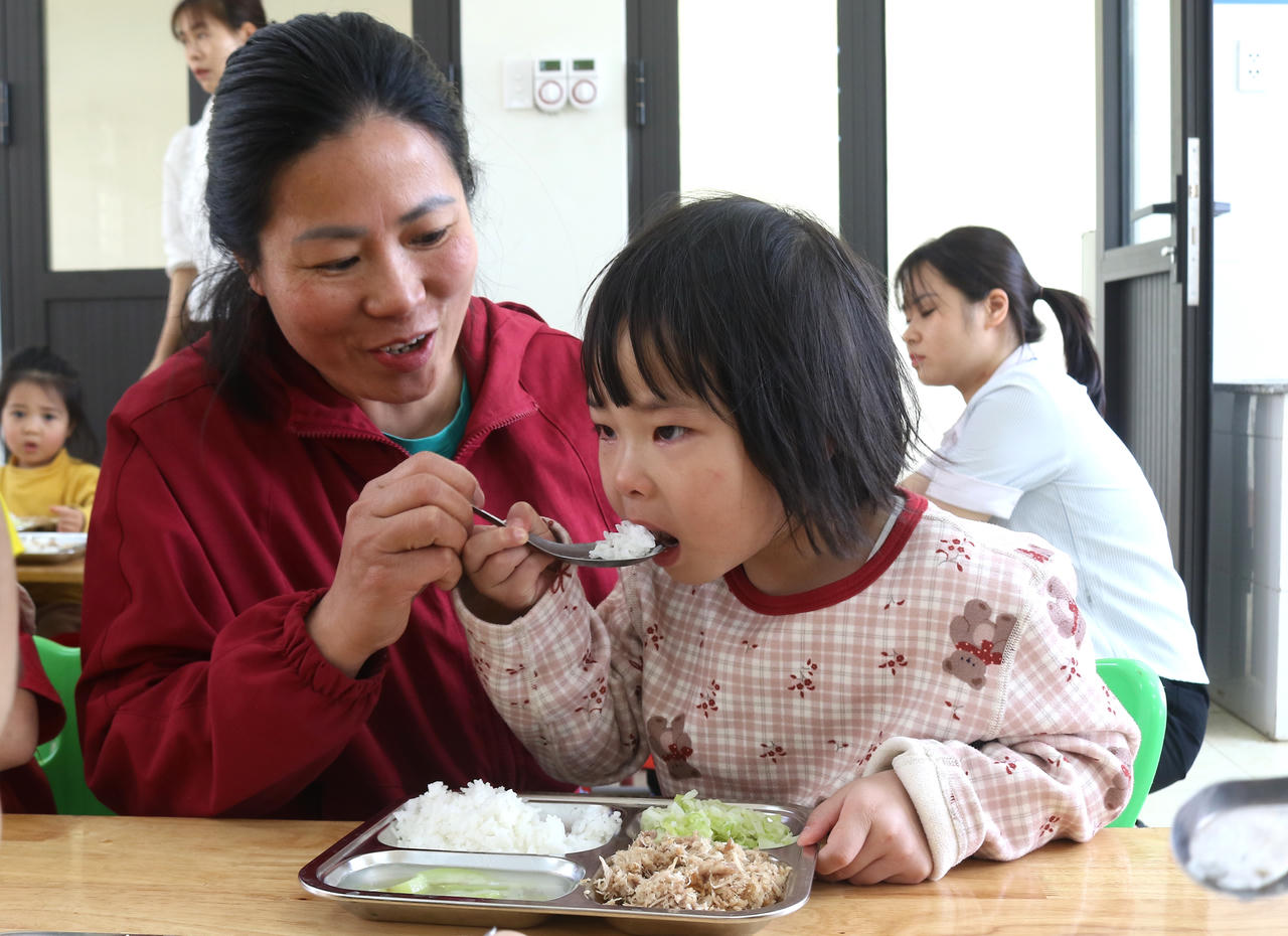 Lào Cai: Bảo đảm chất lượng bữa ăn bán trú tại Trường Mầm non Ô Quý Hồ