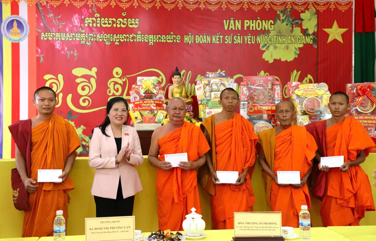 Đoàn công tác của HĐDT của Quốc hội tặng quà cho gia đình tiêu biểu, người có uy tín tại Văn phòng Hội - chùa Láng Cát.