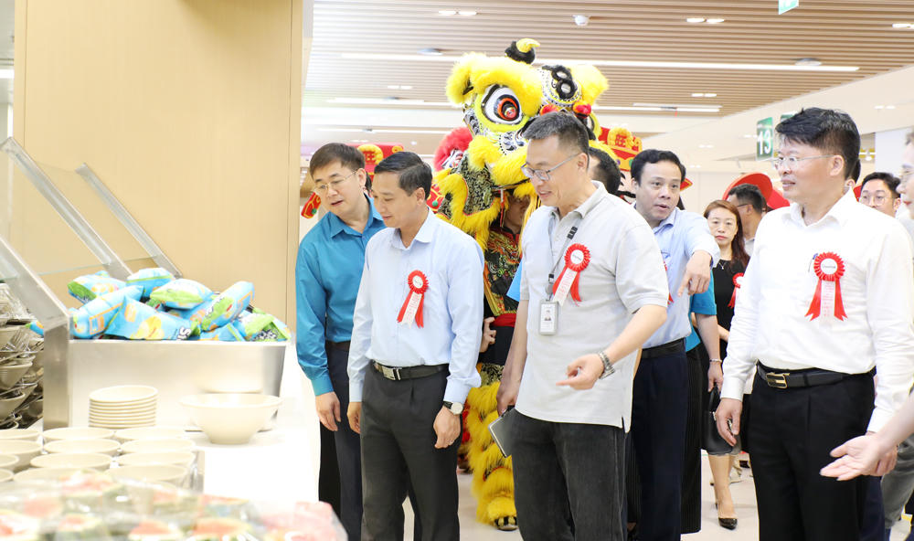 Ông Nguyễn Việt Oanh và các đại biểu tham quan nhà ăn A9.