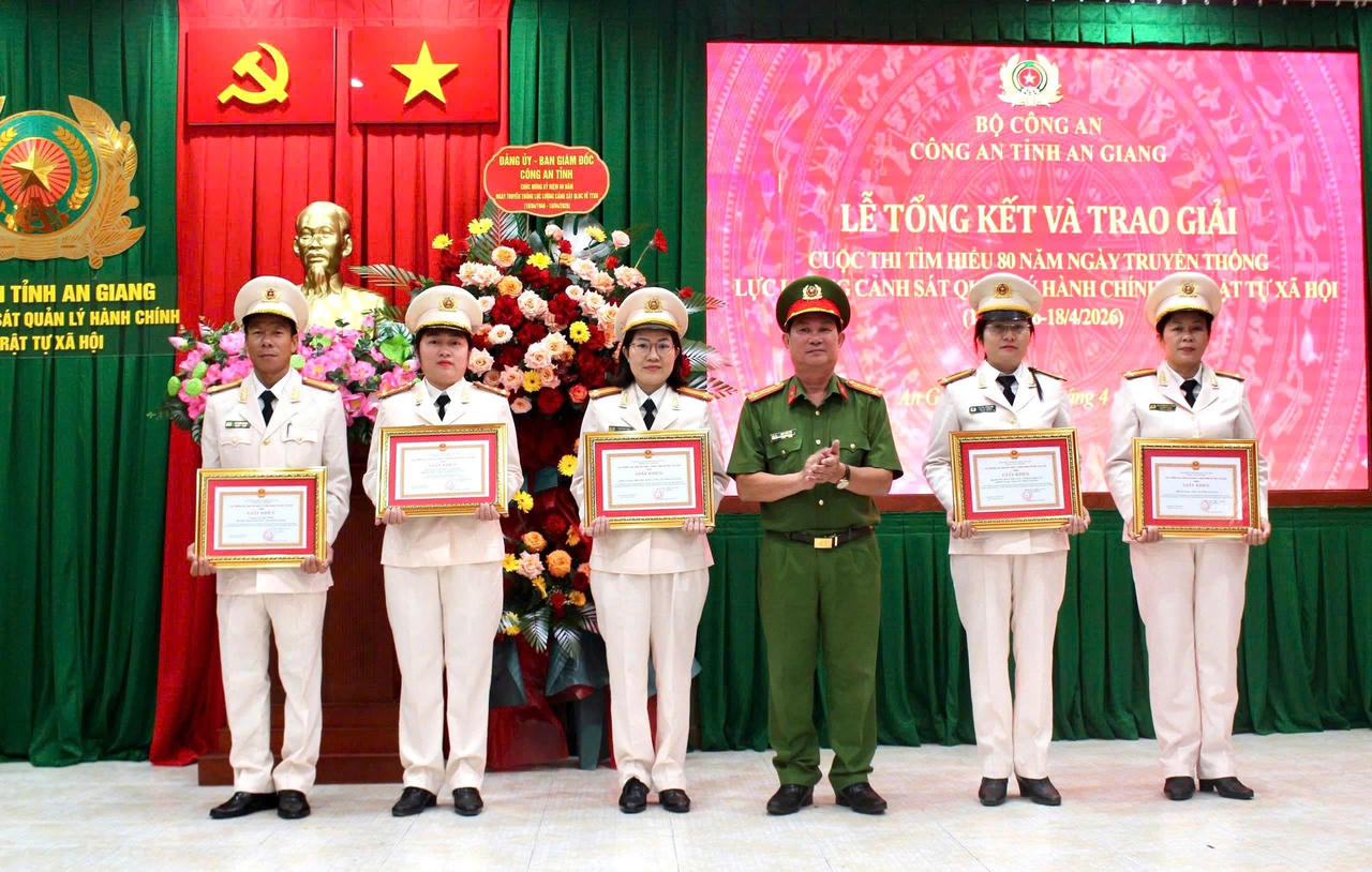 Đại tá Diệp Văn Thế trao Giấy khen của Cục Cảnh sát quản lý hành chính về trật tự xã hội và Giấy khen của Giám đốc Công an tỉnh cho các tập thể, cá nhân Phòng Công tác chính trị vì có thành tích xuất sắc trong tham gia cuộc thi.