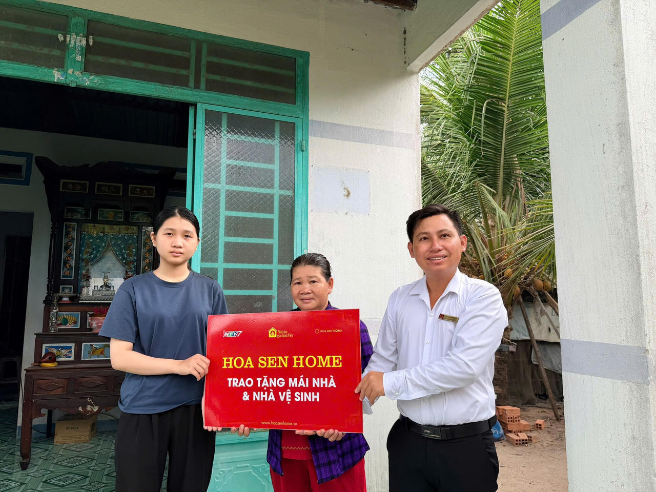 Gia đình em Huỳnh Thị Mai Phương – nhân vật từng xuất hiện trong tập 171 được Tập đoàn Hoa Sen thực hiện lời hứa hỗ trợ sửa sang lại nhà vệ sinh mới.