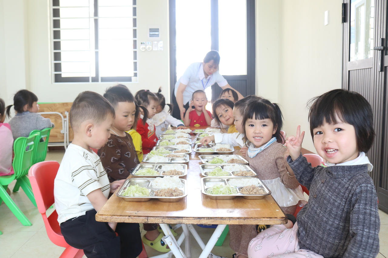  Không chỉ bảo đảm đủ no, mỗi bữa ăn bán trú tại Trường Mầm non Ô Quý Hồ (phường Sa Pa, tỉnh Lào Cai) được chuẩn bị theo quy trình chặt chẽ, chú trọng an toàn thực phẩm và dinh dưỡng.