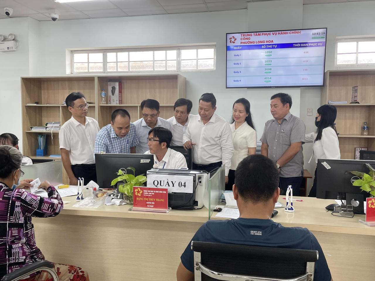 Thứ trưởng Nguyễn Thanh Ngọc và Đoàn công tác trực tiếp kiểm tra quy trình giải quyết thủ tục về hộ tịch tại Trung tâm Phục vụ hành chính công phường Long Hoa, tỉnh Tây Ninh.