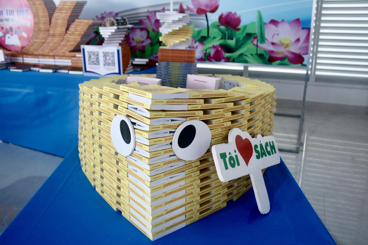Mô hình trưng bày sách độc đáo.