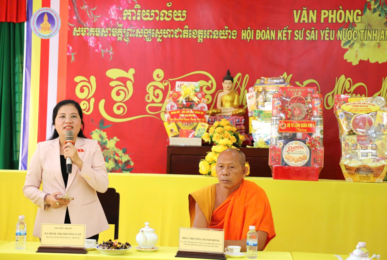 Phó Chủ tịch HĐDT Đinh Thị Phương Lan phát biểu tại buổi chúc Tết.