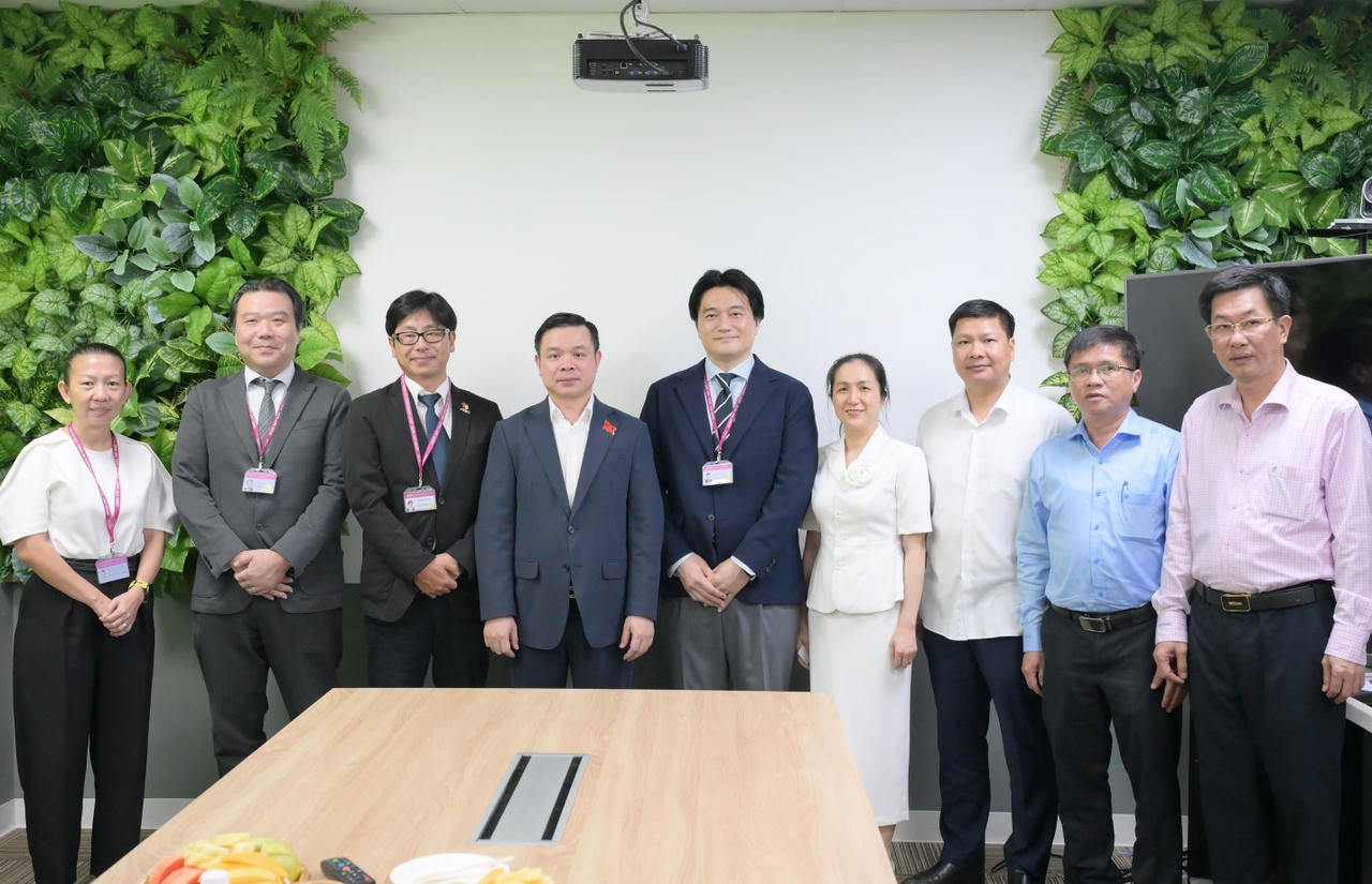 Lãnh đạo Đắk Lắk chụp hình lưu niệm với AEON Việt Nam.