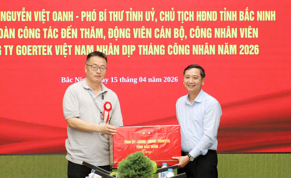 Ông Nguyễn Việt Oanh tặng quà doanh nghiệp.
