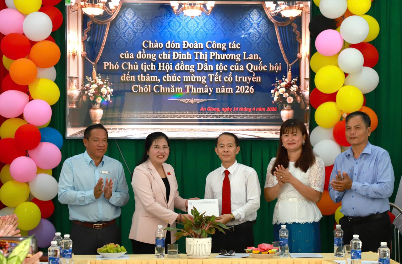 Phó Chủ tịch HĐDT của Quốc hội Đinh Thị Phương Lan thăm, chúc Tết Cổ truyền Chôl Chnăm Thmây tại tỉnh An Giang