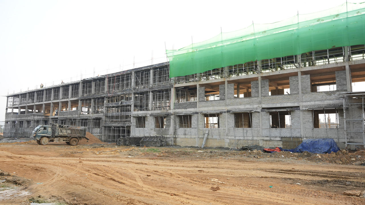 Công trình Trường phổ thông nội trú liên cấp Tiểu học, THCS xã A Lưới 4&nbsp; đang trong giai đoạn hoàn thiện xây dựng.