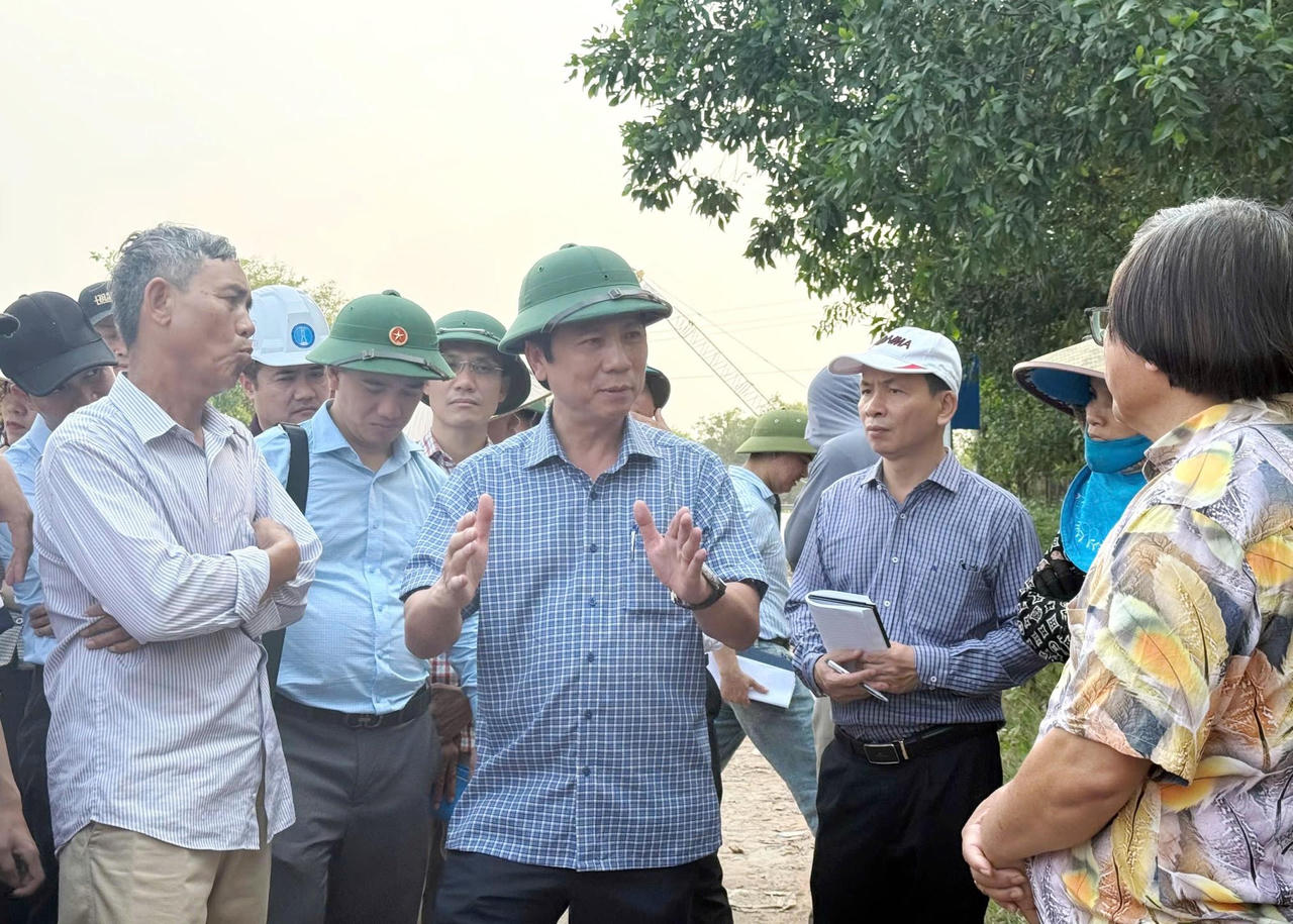 Phó Chủ tịch Thường trực UBND tỉnh Hoàng Nam trao đổi với người dân sống trong khu vực triển khai dự án.