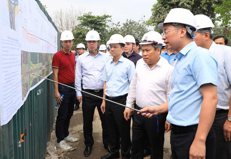 Lãnh đạo TP Hà Nội kiểm tra tiến độ hai dự án cầu trọng điểm qua sông Hồng