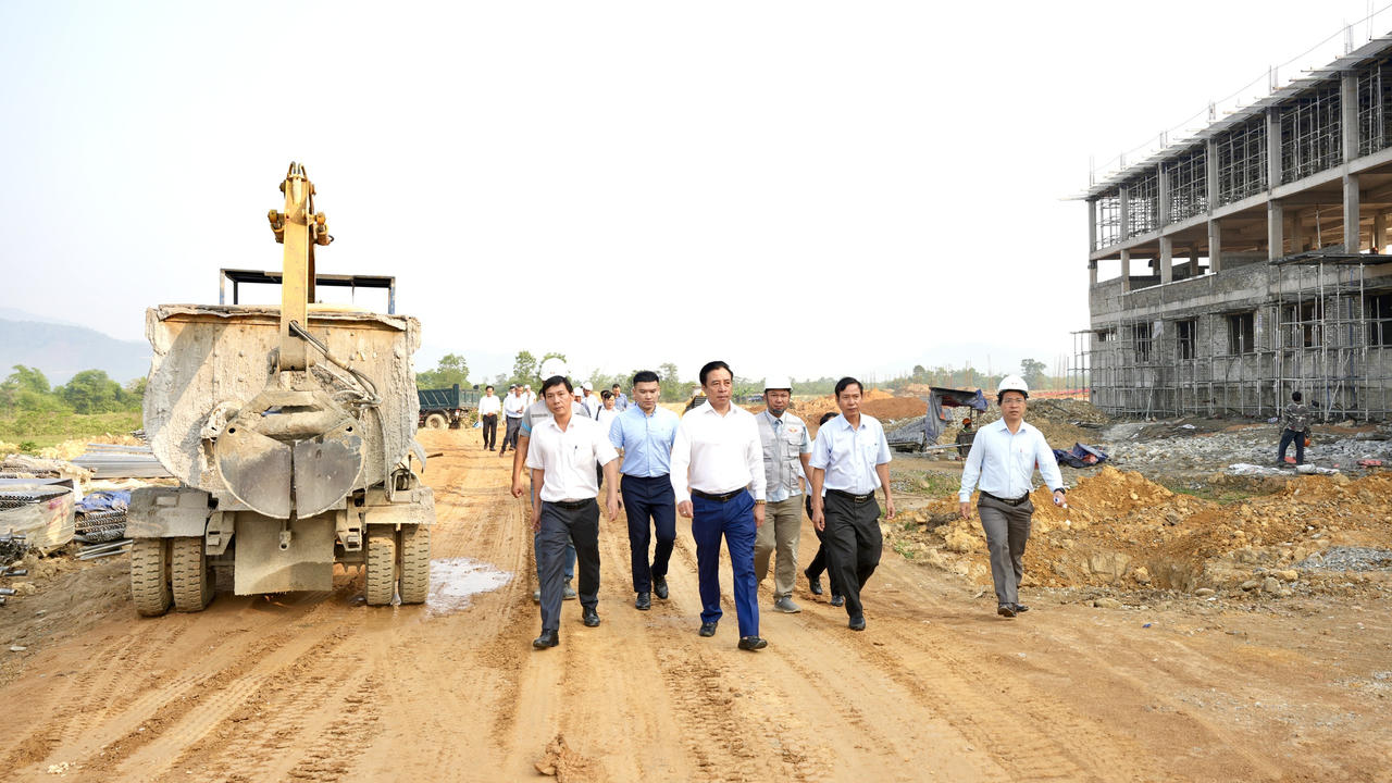 Huế: “Tăng ca, tăng kíp” đẩy nhanh tiến độ xây trường nội trú liên cấp ở vùng biên giới 
