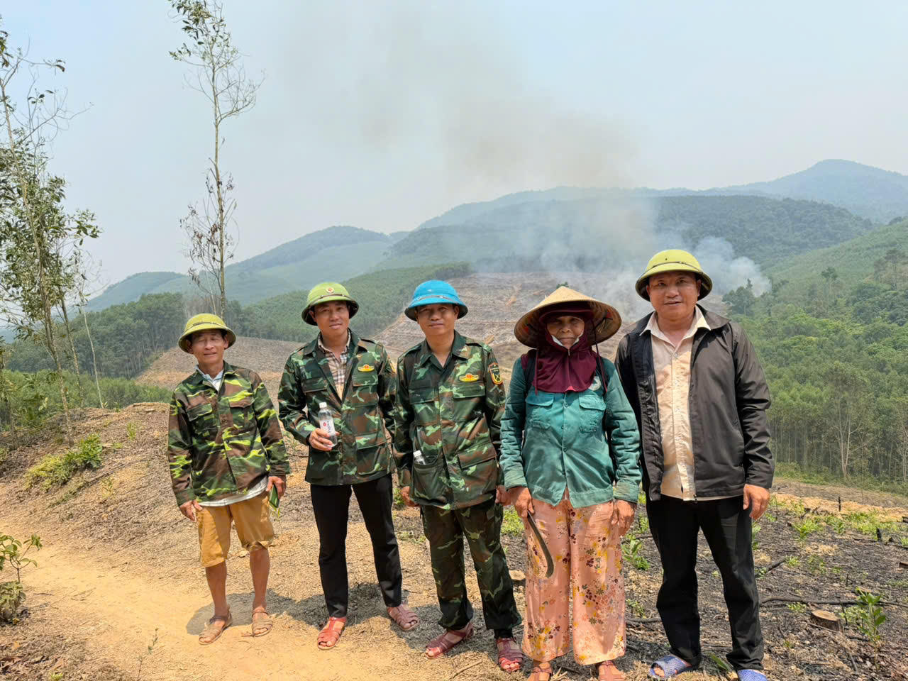 Lãnh đạo xã Phong Nha cùng lực lượng chức năng trực tiếp có mặt tại hiện trường, tham gia chữa cháy thực bì.