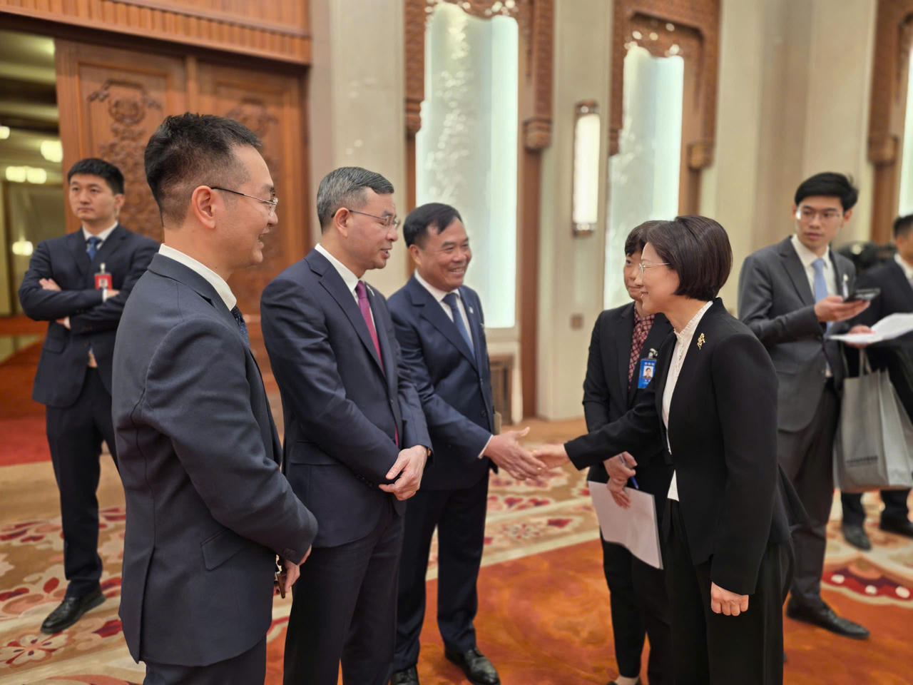 Bộ trưởng Bộ Tài chính Ngô Văn Tuấn và Cục trưởng Cục Hải quan Nguyễn Văn Thọ gặp đồng chí Tôn Mai Quân bên lề Lễ ký kết.