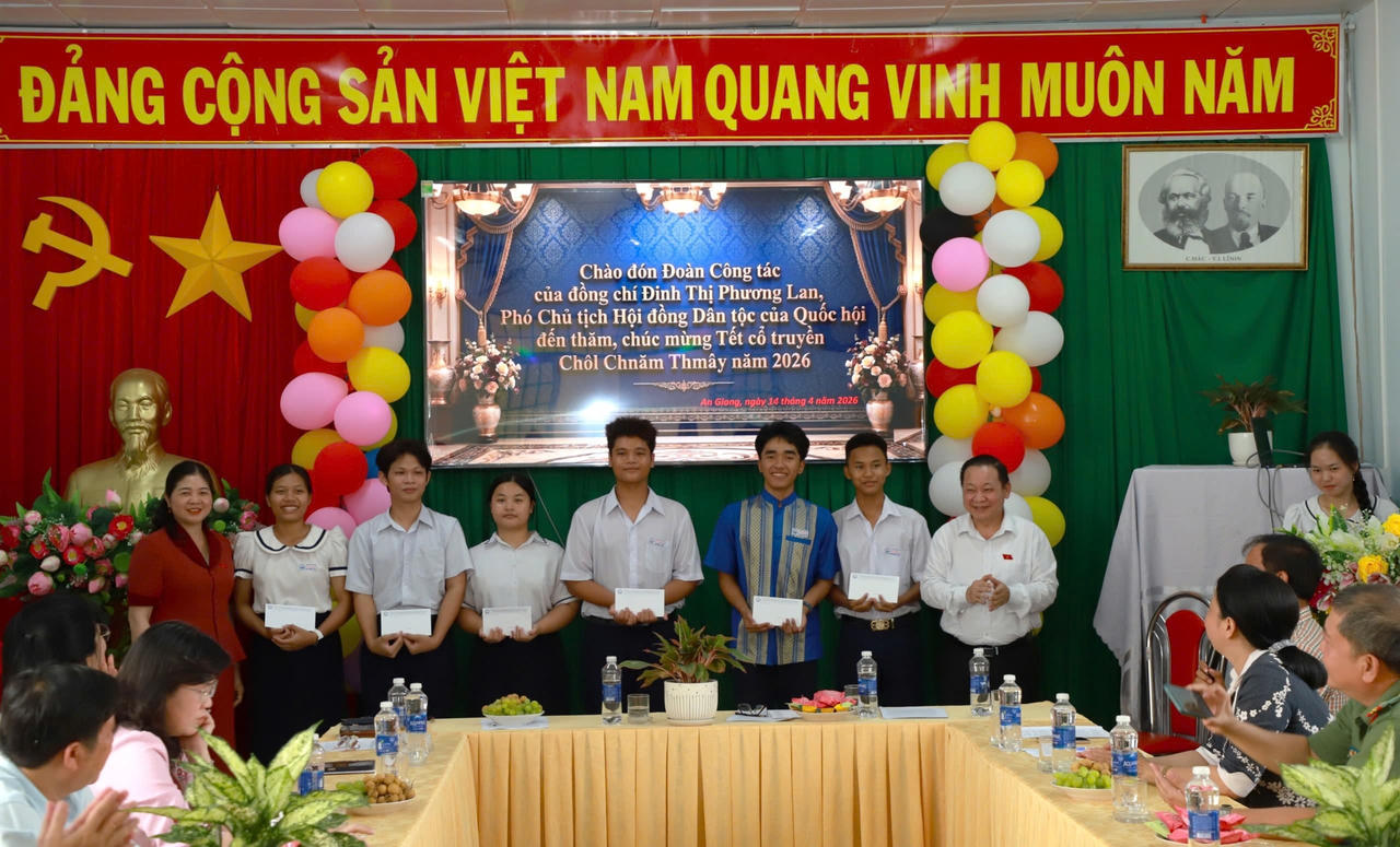 Đoàn Phó Chủ tịch HĐDT Đinh Thị Phương Lan tặng quà tại Trường Phổ Thông Dân tộc Nội trú THPT An Giang 1.