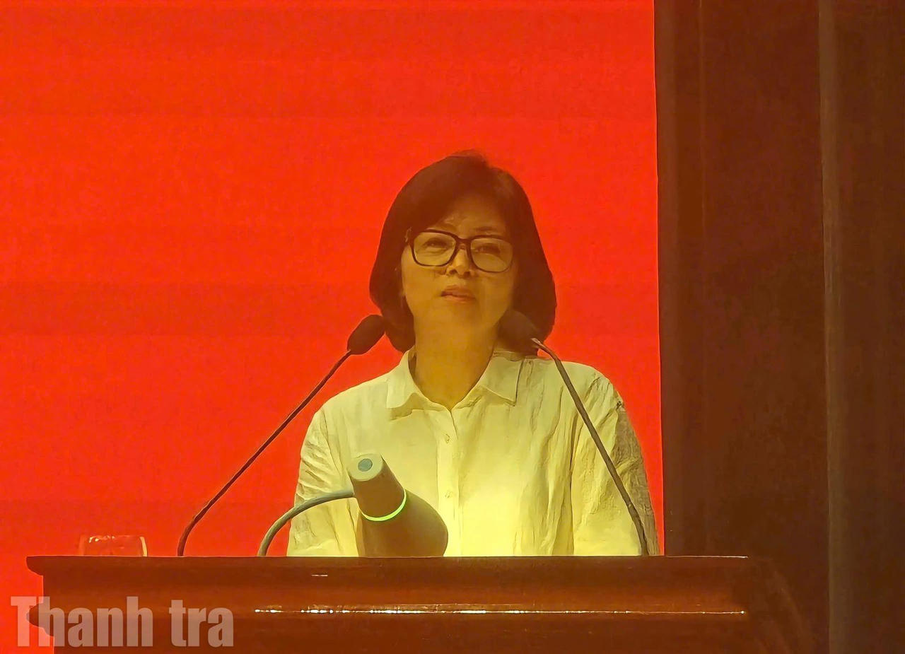 Nhà báo Lương Thị Vân Anh chia sẻ kinh nghiệm sáng tác tác phẩm chính luận tại Hội nghị. Ảnh: thanh tra.com.vn